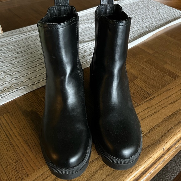 Women’s A New Day Black Chelsea Boots - Picture 4 of 4